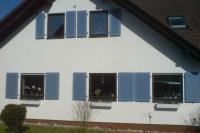 Einfamilienhaus nachher mit Klappläden in blau 