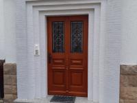 Holzhaustür nachher mit zwei Lichtausschnitten 