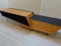 Asymmetrischer Holztisch mit schwarzen Elementen 