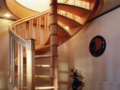 Spindeltreppe mit Geländerwange in Ahorn
