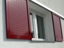 Schiebeladen mit Lochblechfüllung
