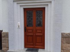 Holzhaustür nachher mit zwei Lichtausschnitten 