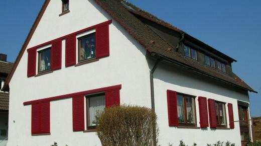 Schiebeladen in Braunrot