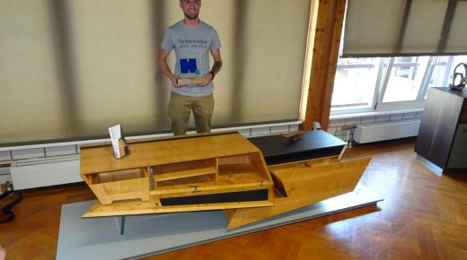 Asymmetrischer Holztisch mit schwarzen Elementen