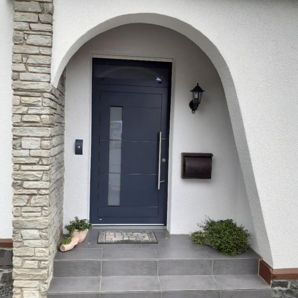 Nachher Alu-Haustür in anthrazit 