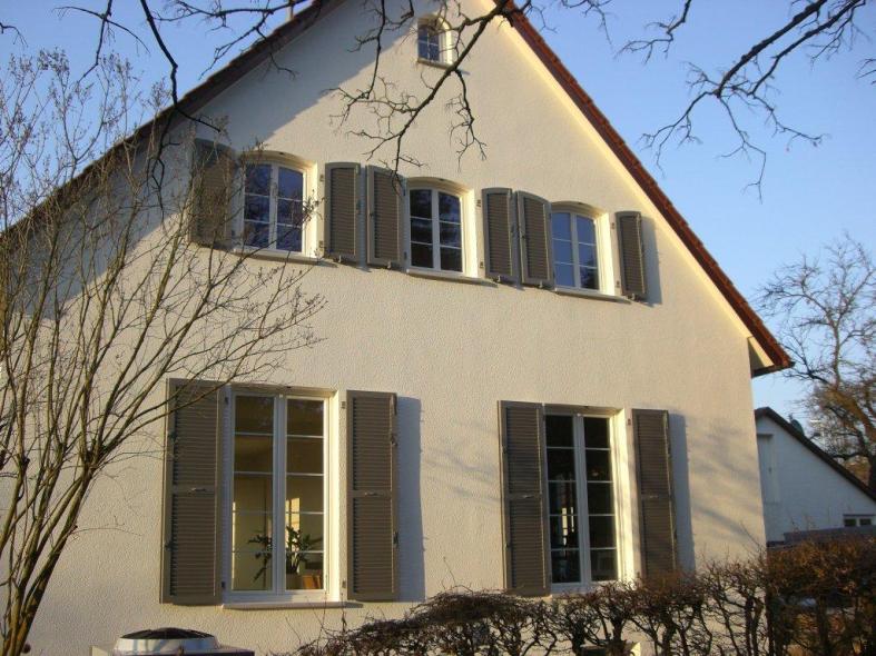 Lamellen-Klappläden in Staubgrau