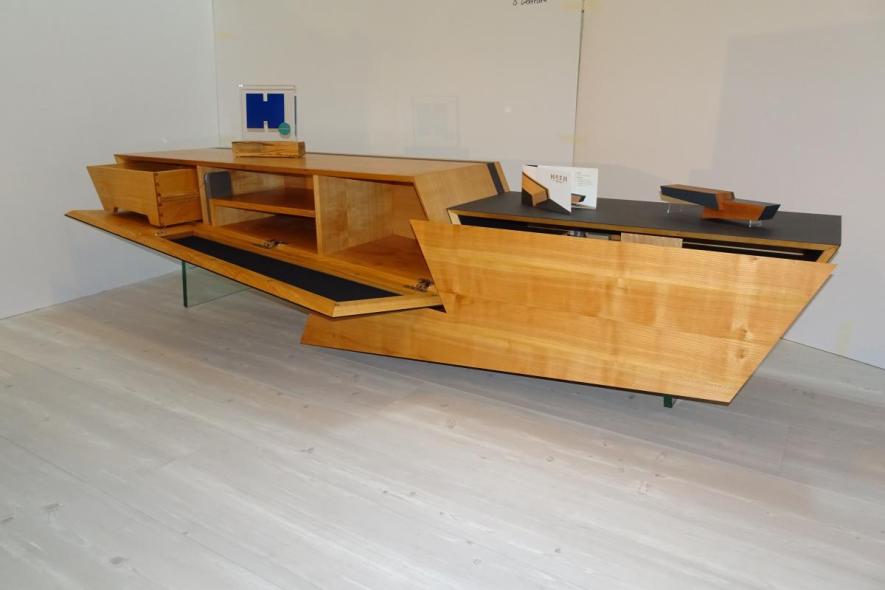 Asymmetrischer Holztisch mit schwarzen Elementen